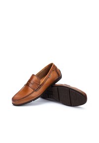 Braune Leder-Latschen mit gesticktem Design, abgerundetem Zehenbereich und Gummisohle. Verfügt über einen dekorativen Riemen und ein Innenfutter für zusätzlichen Komfort.