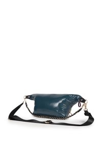 Bolsa acolchada en tono verde azulado con un acabado brillante, que presenta un detalle de cadena dorada y una correa ajustable negra. Forma elegante con cierre de cremallera.