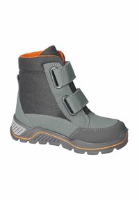 Botas de senderismo grises con lados de malla negra, acentos naranjas, correas dobles de Velcro, punta redondeada y suela de goma texturizada con patrón de tracción.