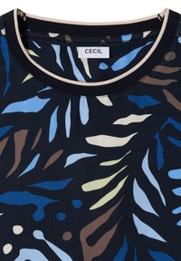 Haut à col rond avec motifs abstraits de feuilles en bleu, marron, blanc et beige, doté d'un col côtelé noir et beige et d'une étiquette "CECIL".