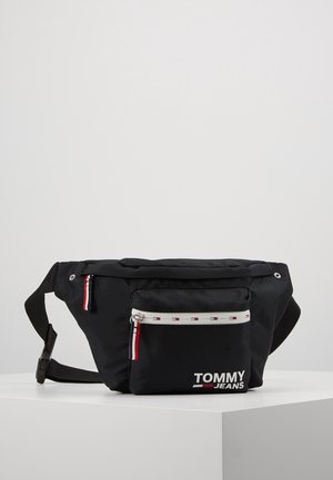 Czarna nerka Tommy Jeans z przednią kieszenią na zamek, białe i czerwone detale zamka, regulowany pasek oraz logo marki na przedniej kieszeni.