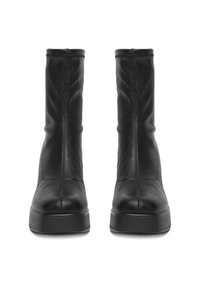 Czarne skórzane botki za kostkę o gładkiej fakturze, dopasowanym kroju i grubym platformowym obcasie. Posiadają widoczne szwy wzdłuż szwów.
