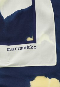 Marimekko KESKIÖ KEHÄKUKKA UNISEX - Foulard - light yellow/dark blue