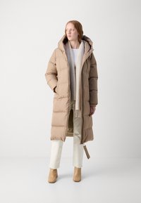 Marc O'Polo PUFFER COAT WITH HOOD SIDE SLITS WITH ZIPPER WELT POCKETS BACKPACK BELTS - Dūnu mētelis - soft mocca