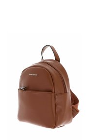 Sac à dos en cuir marron au design arrondi, surface texturée, poche zippée à l'avant et bretelles ajustables. Logo affiché à l'avant.