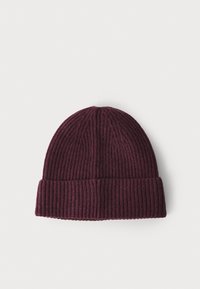 Burgundy stickad mössa med ribbad textur, vikbar uppvikning och rundad topp, tillverkad av varmt, mjukt tyg.