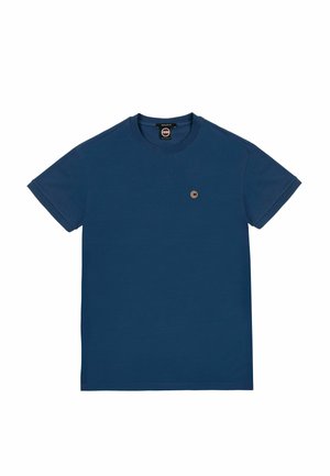 Marineblauwe katoenen T-shirt met korte mouwen, ronde hals en een klein logo-embleem op de linkerborst. Soepele textuur, standaard pasvorm.