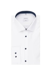 Biała, dopasowana koszula wizytowa z ciemnymi guzikami i granatowym, wewnętrznym wykończeniem kołnierzyka, starannie złożona, z widocznymi mankietami.
