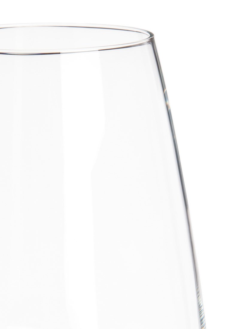 Gobelet à vin en verre transparent avec une forme élégante et allongée, présentant un rebord lisse et une finition brillante qui réfléchit la lumière.