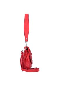 Bolso de mano rojo de piel con un acabado suave y texturizado. Presenta un asa corta y una correa larga desmontable, acentos de hardware plateado y detalles.