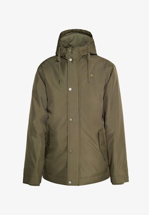 Chaqueta impermeable de color verde oliva con capucha, botones a presión, bolsillos laterales y puños acanalados. Textura suave con un diseño casual.