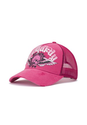 Pinkes Mesh-Trucker-Cap mit abgenutztem Schirm, mit einer Grafik eines geflügelten Totenschädels und Rosen sowie weißem stilisiertem Text auf dem Frontpanel.