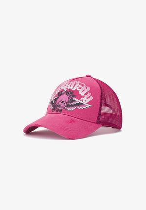 Pinkes Mesh-Trucker-Cap mit abgenutztem Schirm, mit einer Grafik eines geflügelten Totenschädels und Rosen sowie weißem stilisiertem Text auf dem Frontpanel.