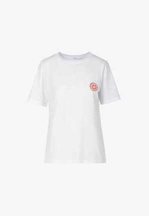 Hvid bomulds-T-shirt med en rund, lyserød, smilende ansigtspatch på venstre bryst. Korte ærmer og rund hals.