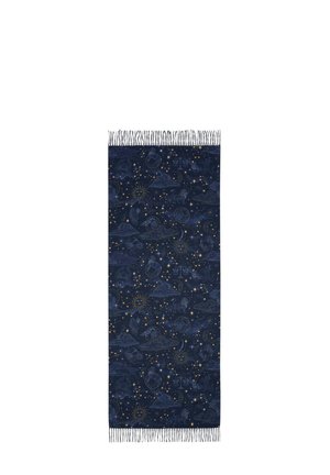 Bufanda azul oscuro con flecos, decorada con sutiles signos del zodiaco, estrellas y patrones celestiales en tonos azul claro y dorado.