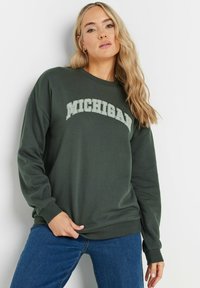 Felpa verde con la scritta "MICHIGAN" stampata in una tonalità più chiara. Maniche lunghe e polsini a costine, realizzata in un tessuto morbido e strutturato.