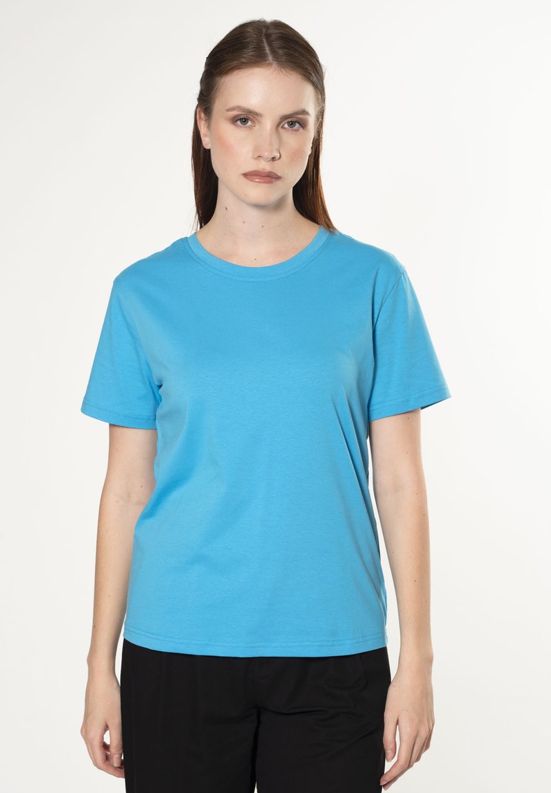 Lichtblauwe katoenen T-shirt met korte mouwen, ronde halslijn en een ontspannen pasvorm. Glad textuur zonder zichtbare patronen of accenten.