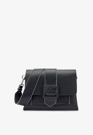 Bolso de mano de cuero negro con forma rectangular, que presenta un llamativo detalle de hebilla, costuras blancas en contraste y una correa desmontable.