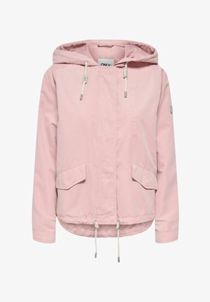 Veste à capuche rose clair avec cordons de serrage sur la capuche et l'ourlet, poches à rabat à l'avant et manches longues, présentée sur un fond blanc.