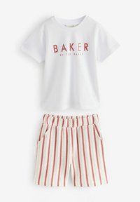 T-shirt bianca con testo rosso "BAKER" e pantaloni corti a righe rosse e bianche in maglia con vita elastica e tasche laterali.