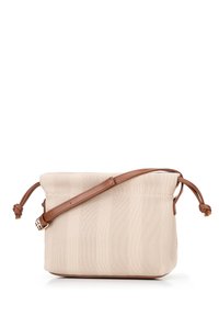 Bolsa de tela beige con superficie texturizada, correa marrón ajustable y cierre con cordón. Presenta una forma rectangular y una estructura suave.
