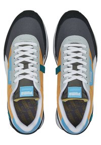 Chaussures de sport grises et orange avec des lacets blancs et des accents bleu clair. Elles présentent un mélange de matériaux lisses et texturés, comprenant du tissu et du daim.