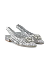 Scarpe slingback argento con tomaia intrecciata testurizzata, punta affusolata e un accentuazione di gioielli nella parte anteriore. Tacco piatto, suola resistente.