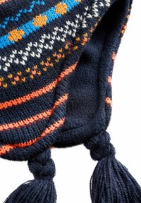 Bonnet tricoté avec une base marine, orné de rayures colorées en orange, bleu et blanc. Inclut des pompons et une doublure intérieure douce et texturée.