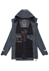 Grå vattentät jacka med svart foder, flera fickor, orange detaljer och en avtagbar huva; har ett meshfoder och märkesetiketter.