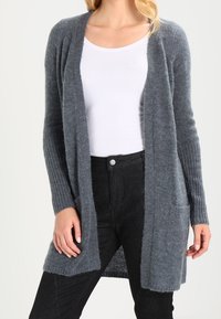 Ljusgrå cardigan i mjukt, texturerat tyg, med öppen front, långa ärmar med ribbdetaljer och sidofickor.