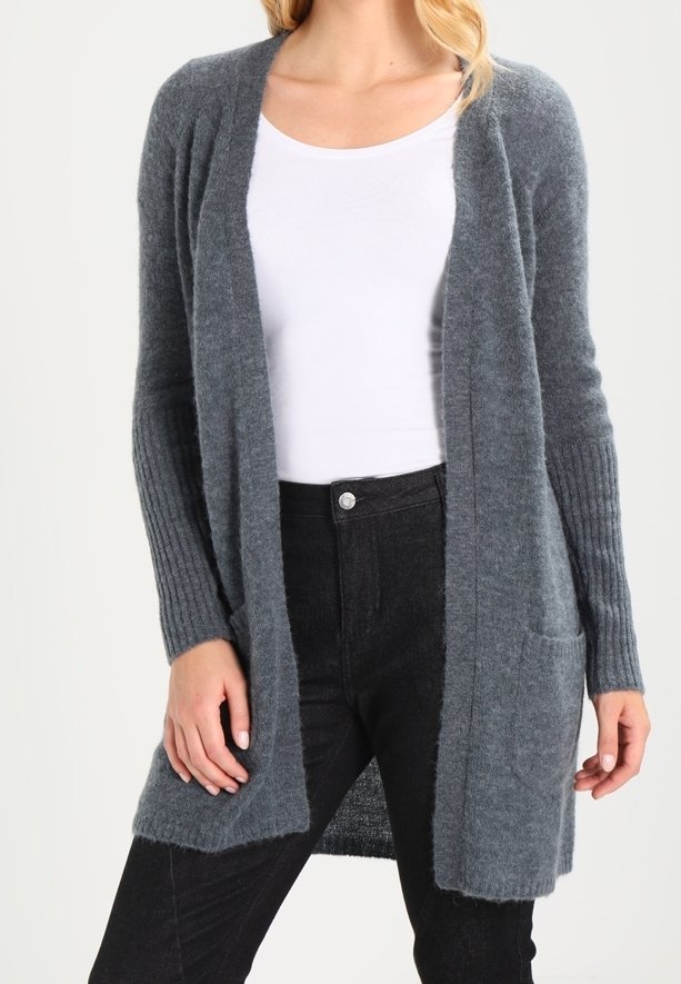 Ljusgrå cardigan i mjukt, texturerat tyg, med öppen front, långa ärmar med ribbdetaljer och sidofickor.