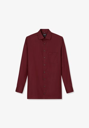 Koszula z długim rękawem w głębokim burgundzie, wykonana z gładkiego materiału. Posiada kołnierzyk ze spiczastymi końcami, zapięcie na guziki oraz kieszeń na piersi z akcentem w postaci logo.