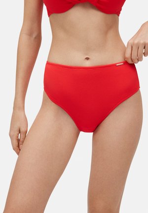 Bikini inferior de talle alto rojo, hecho de tela texturada, con un acabado suave y un sutil acento de logo en la cintura.