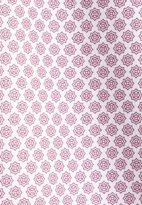 Motif répétitif de petites étoiles bordeaux à huit branches sur un fond de tissu blanc texturé.