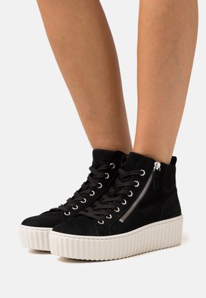 Černé semišové vysoké tenisky s bílou platformou, se šněrováním vpředu a detailním zipem na boku.