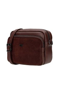 Bruine leren crossbody tas met een gestructureerde afwerking, gladde accenten, ritsluiting en een verstelbare schouderband. Minimaal logo detail aan de voorkant.
