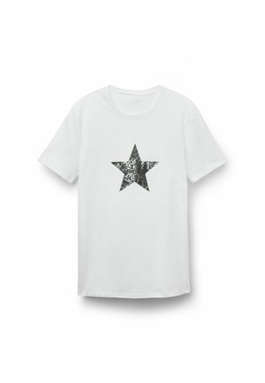 Weißes T-Shirt mit kurzen Ärmeln, das vorne in der Mitte einen großen schwarzen Stern mit Leopardmuster zeigt.