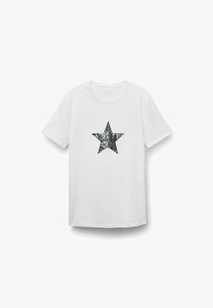 Weißes T-Shirt mit kurzen Ärmeln, das vorne in der Mitte einen großen schwarzen Stern mit Leopardmuster zeigt.