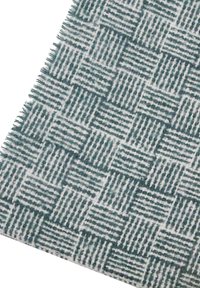 Tejido textil en patrón de cuadros en tonos verde azulado y blanco, que presenta una textura de tejido con franjas y cuadros alternados. Los bordes están ligeramente deshilachados.