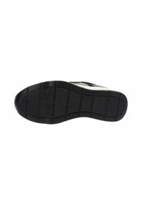 Suola di scarpa in gomma nera con un motivo testurizzato e scanalature distintive per la trazione; design elegante con punta rotonda.