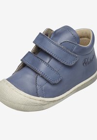 Blaue Kinderleder-Schuh mit zwei Klettverschlüssen, abgerundeter Zehenpartie und weißer Gummisohle mit strukturiertem Rand. Markenlogo an der Seite.
