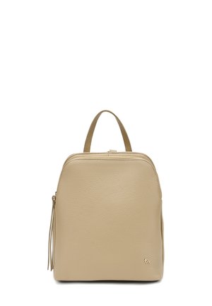 Zaino in pelle beige con manico superiore, chiusura con cerniera, dettaglio di nappine laterali e piccolo logo metallico nell'angolo inferiore anteriore.