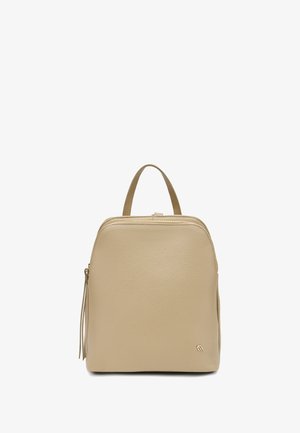 Mochila de cuero beige con asa superior, cierre de cremallera, detalle de borla lateral y pequeño logo metálico en la esquina inferior del frente.