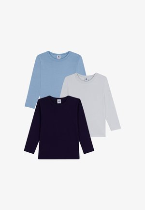Três t-shirts de manga longa em azul claro, branco e azul marinho, feitas de algodão macio, com decotes redondos e etiqueta no pescoço.