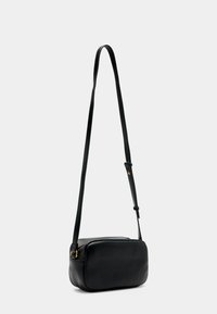 Borsa a tracolla nera in pelle con forma rettangolare, superficie texturizzata, tracolla regolabile e dettagli in metallo dorato.