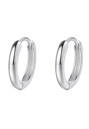 Boucles d'oreilles en argent en forme de créole, avec une surface lisse et polie et un bord intérieur texturé, arborant un design élégant et arrondi, ainsi qu'un fermoir sécurisé.