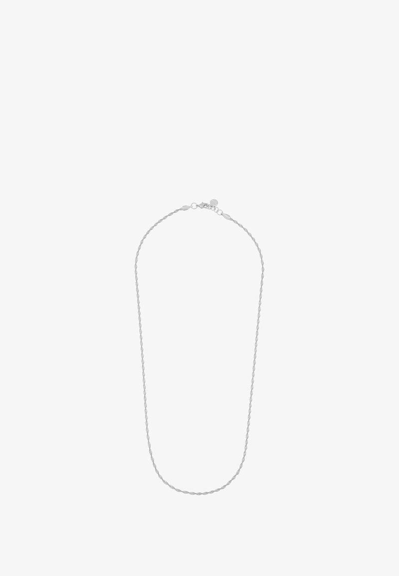 Silver chainhalsband gjort av flätade metallledningar, med en karbinlås för stängning och en justerbar längddesign.