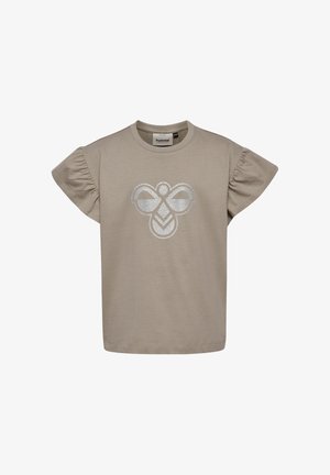 Beige kortærmet T-shirt med flæser på ærmerne og stort sølv-geometrisk bi-logo på brystet.