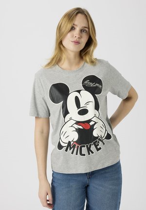 Graues Baumwoll-T-Shirt mit einem großen schwarz-weißen Mickey-Maus-Motiv, mit roten Akzenten auf der Zunge und dem Wort „MICKEY“ darunter.