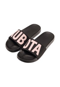 Czarne klapki z teksturowaną podeszwą i szerokim paskiem z wyraźnym różowym napisem. Wykonane z wytrzymałego materiału syntetycznego, lekkie w designie.